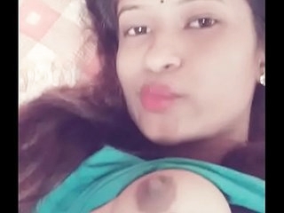 Desi girl showing boobs selfie